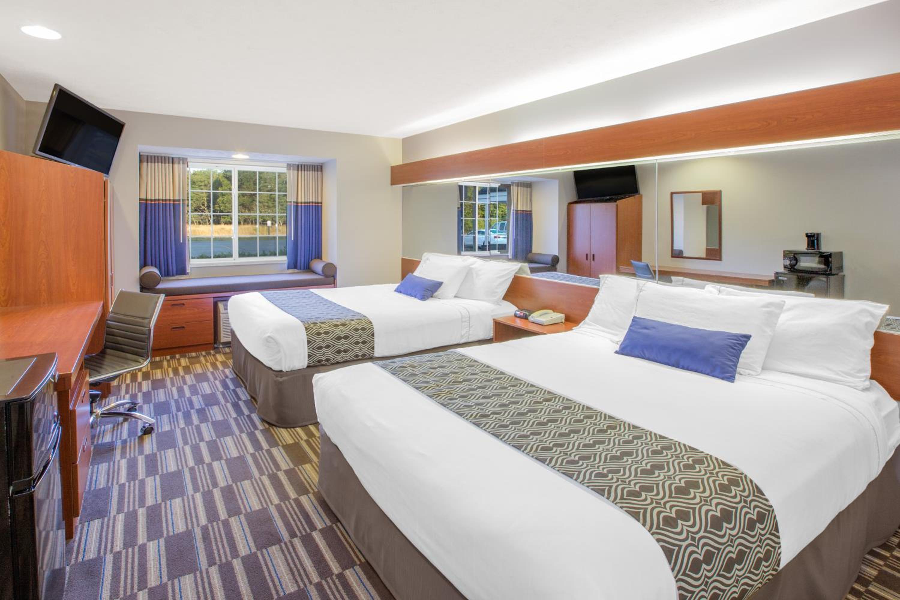 Microtel Inn & Suites by Wyndham Manistee 15/50