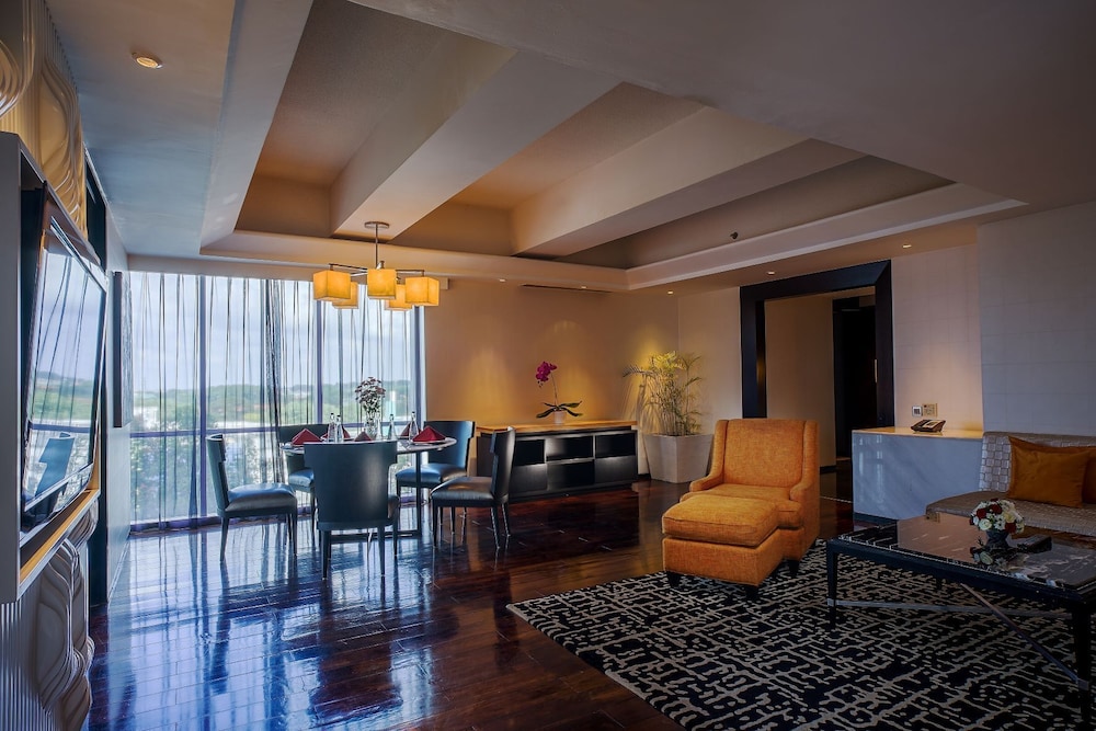 ARTOTEL TS Suites Surabaya 15/34