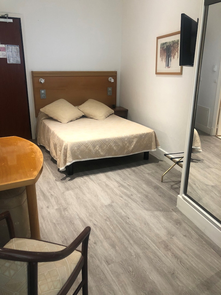 Hotel Busby 30/76