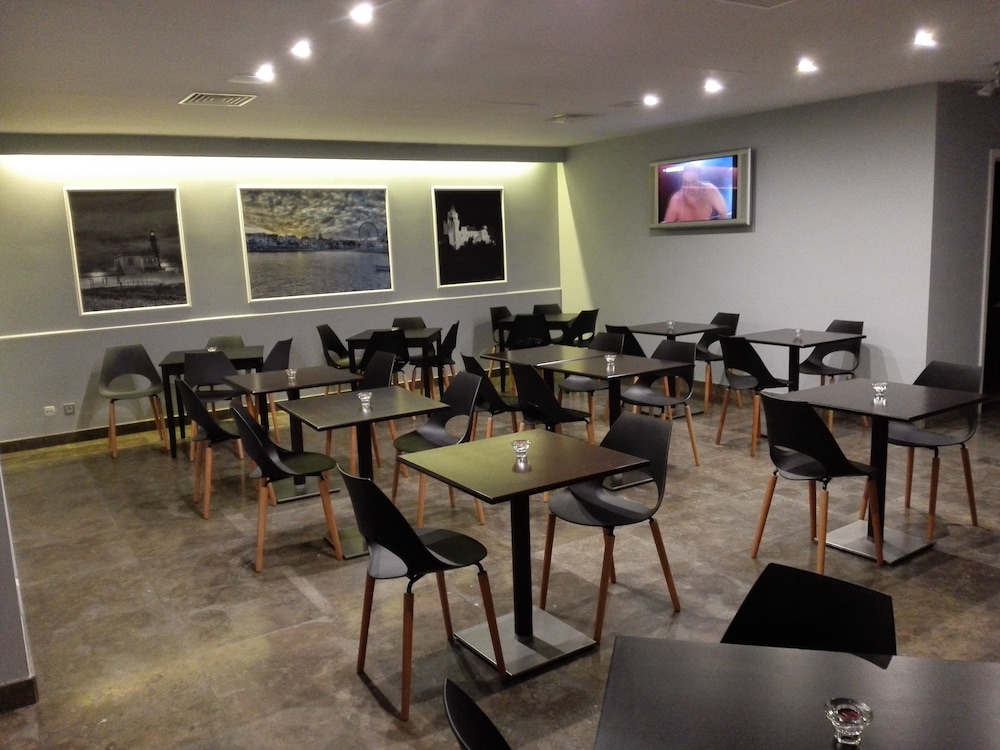 CASCAIS HOTEL 56/67