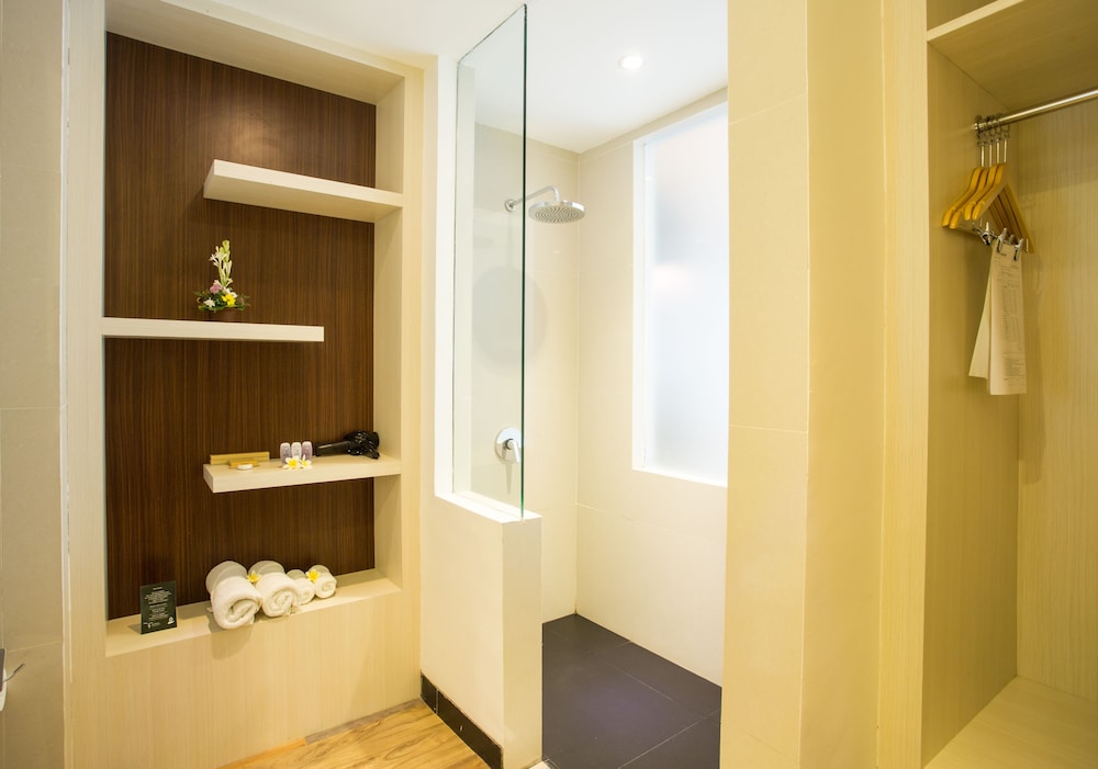 غرفة ديلوكس بسرير كينج بإطلالة على المسبح، Tonys Villas and Resort Seminyak Bali 7/7