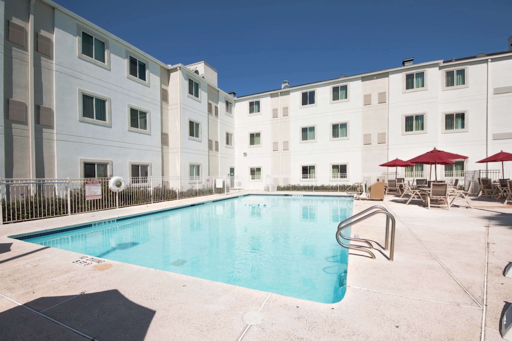 Motel6 Brownsville, TX 64/70