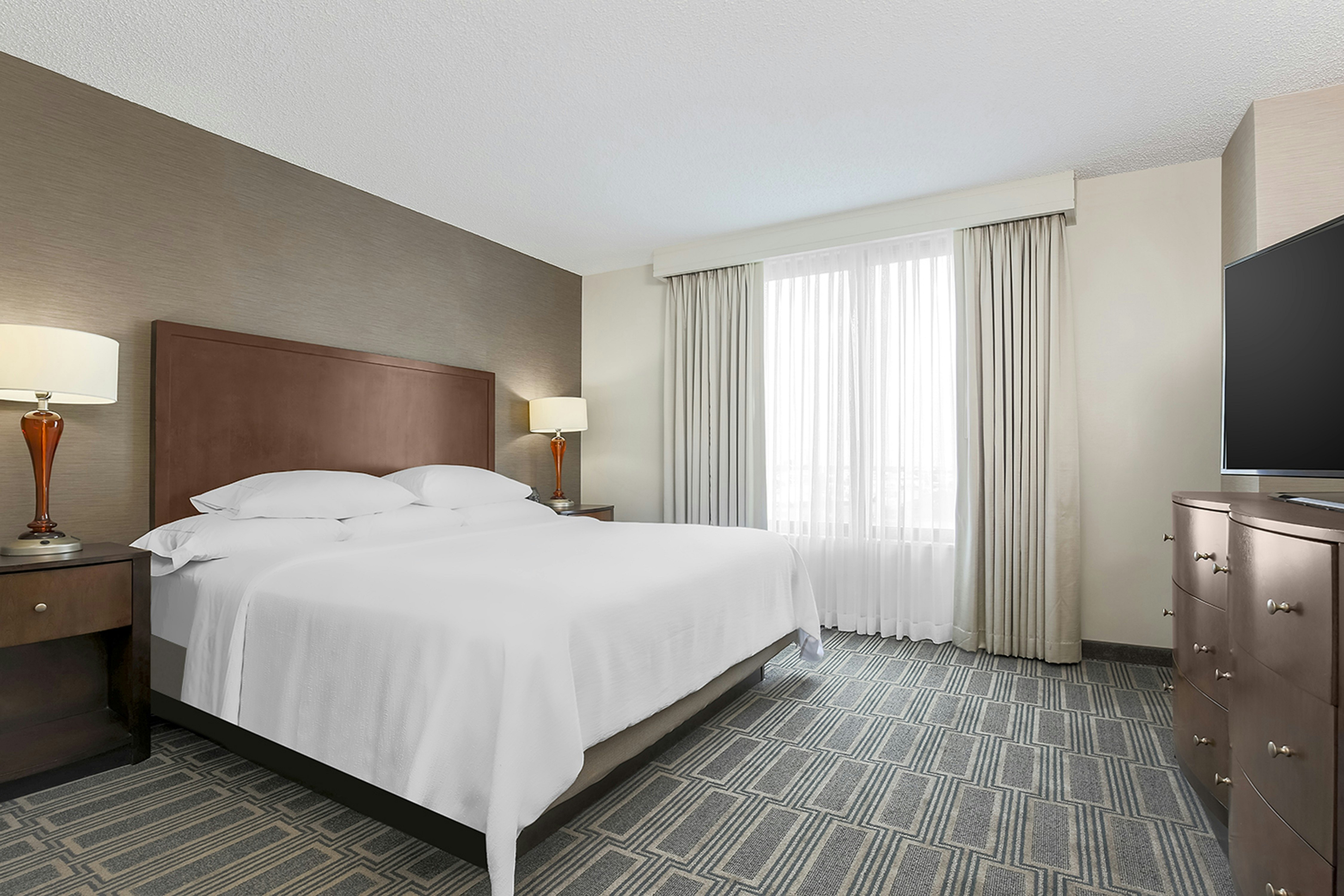 SUITE, KING BED, ACCESSIBLE