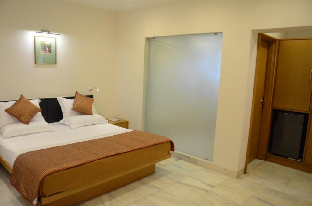 Hotel Yuvraj 4/35