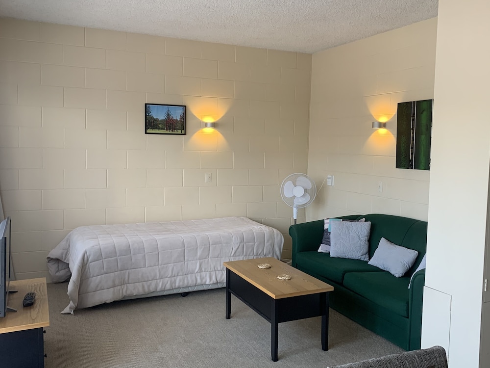 Ala Moana Motel 46/68