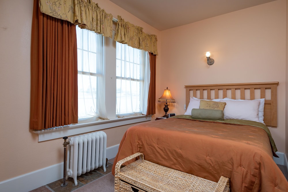 Historic Hotel Condon 7/50