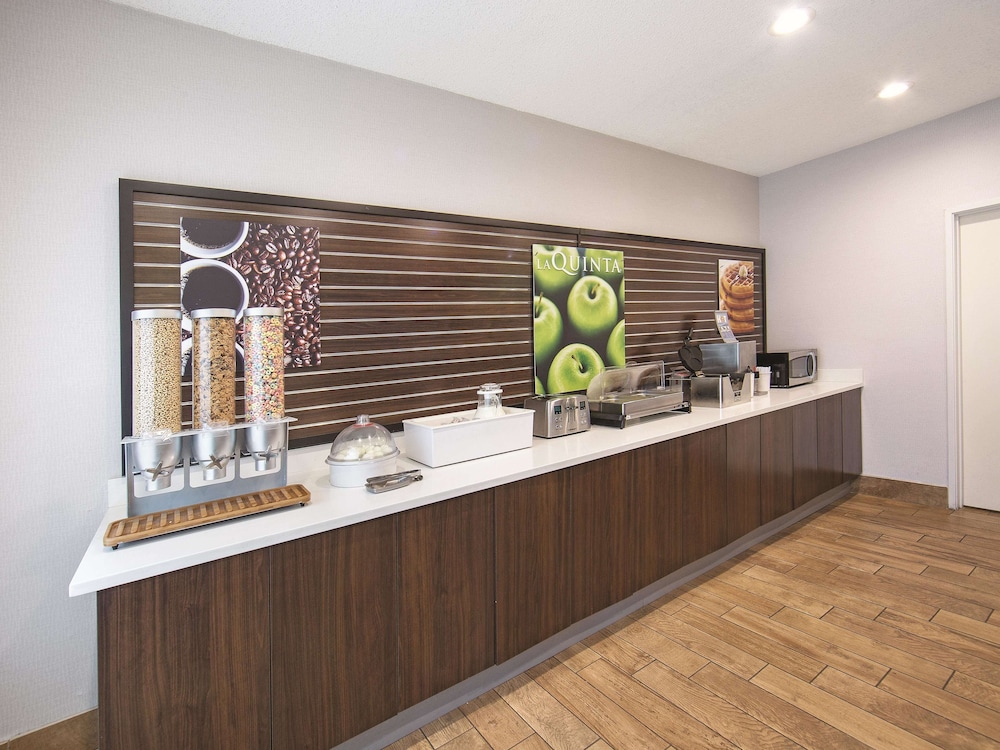 La Quinta Inn & Suites by Wyndham Central Point - Medford 7/48