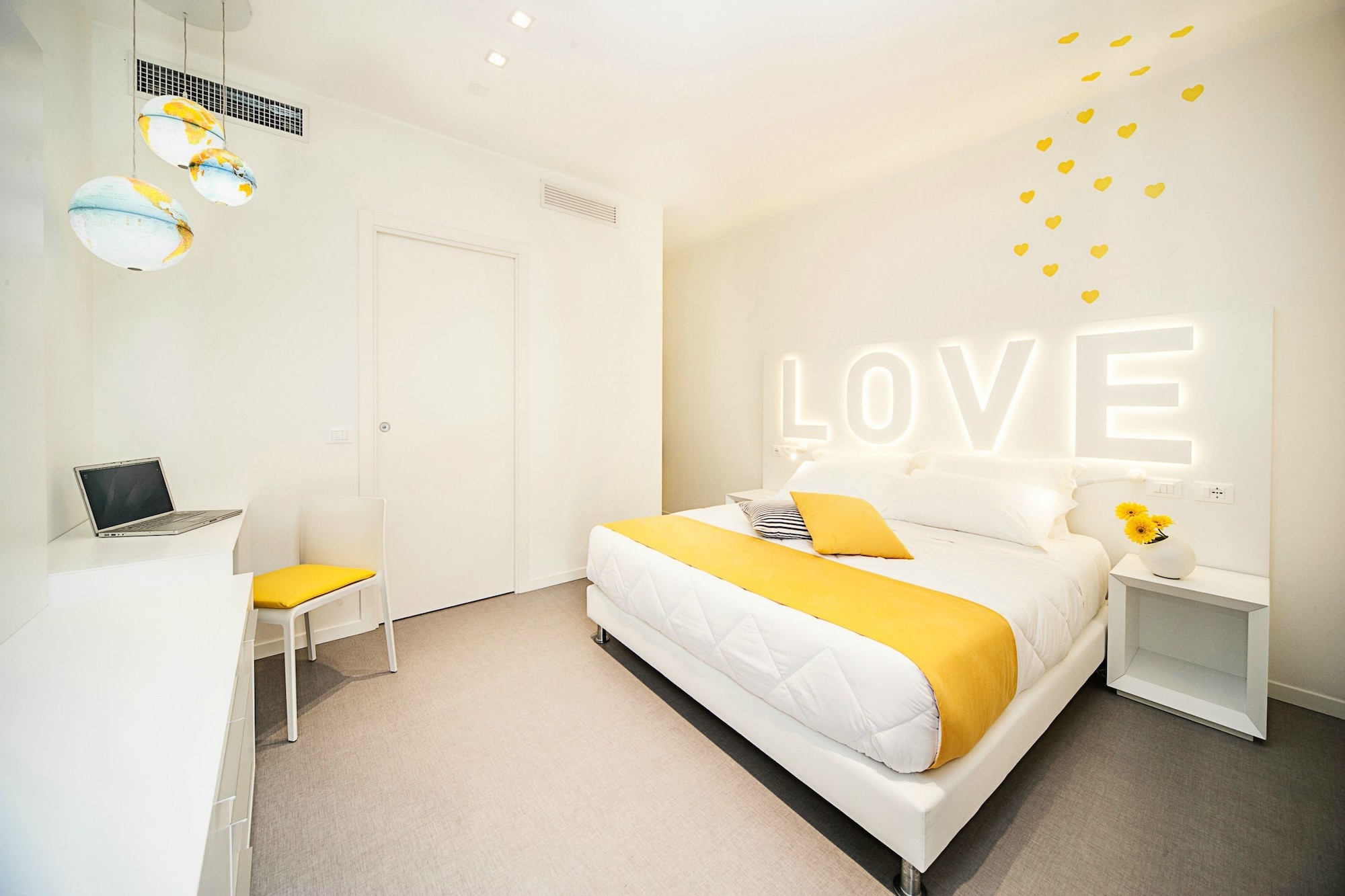 ROOM, QUEEN BED