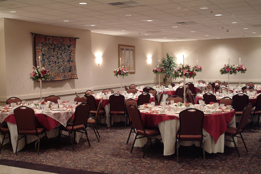 Delta Hotels By Marriott Utica 40/57