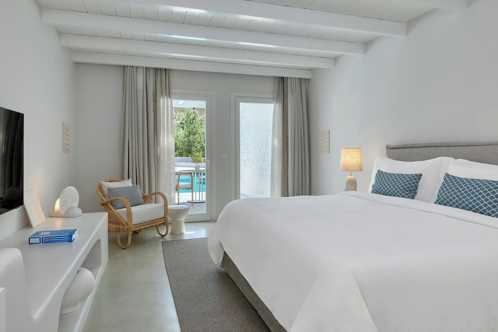 Junior Suite, King Bed, Side Pool View, Shared Pool