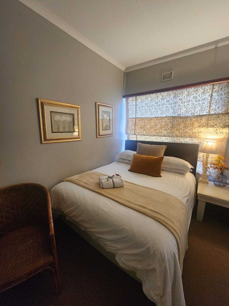 Hillton Manor Guest House 4/50