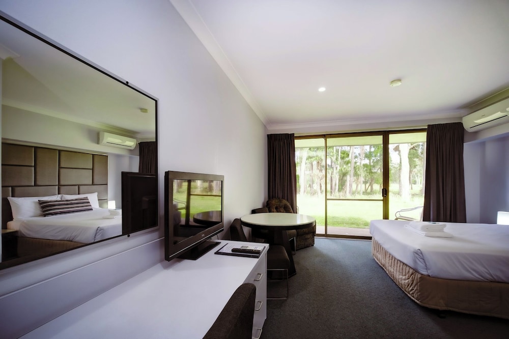 Superior, Triple, King and Twin Beds, ISLAND PALMS MOTOR INN 3/10