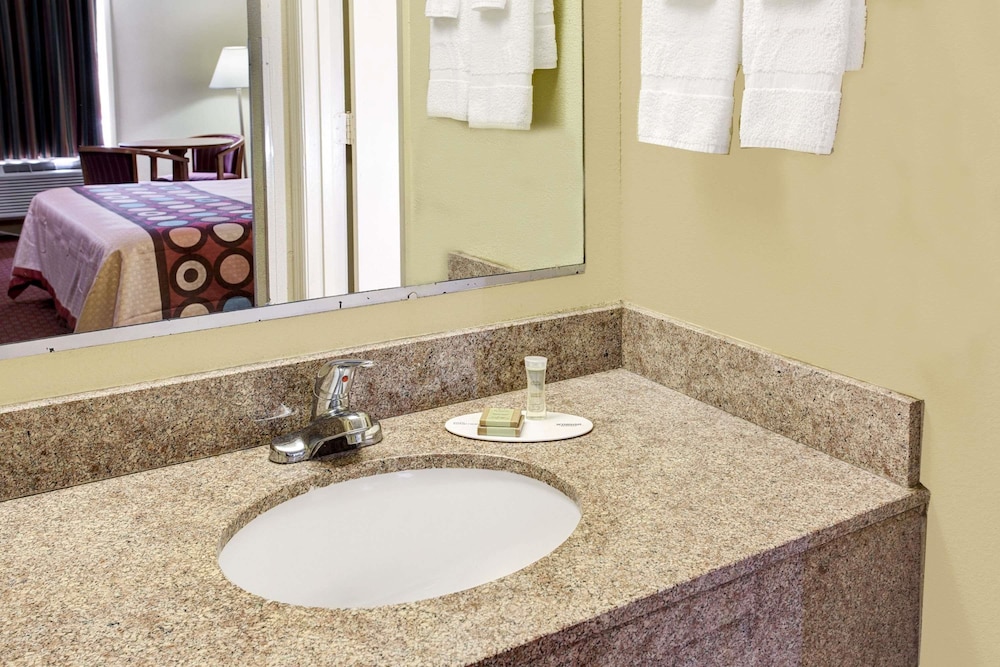 Super 8 by Wyndham Walterboro 15/16