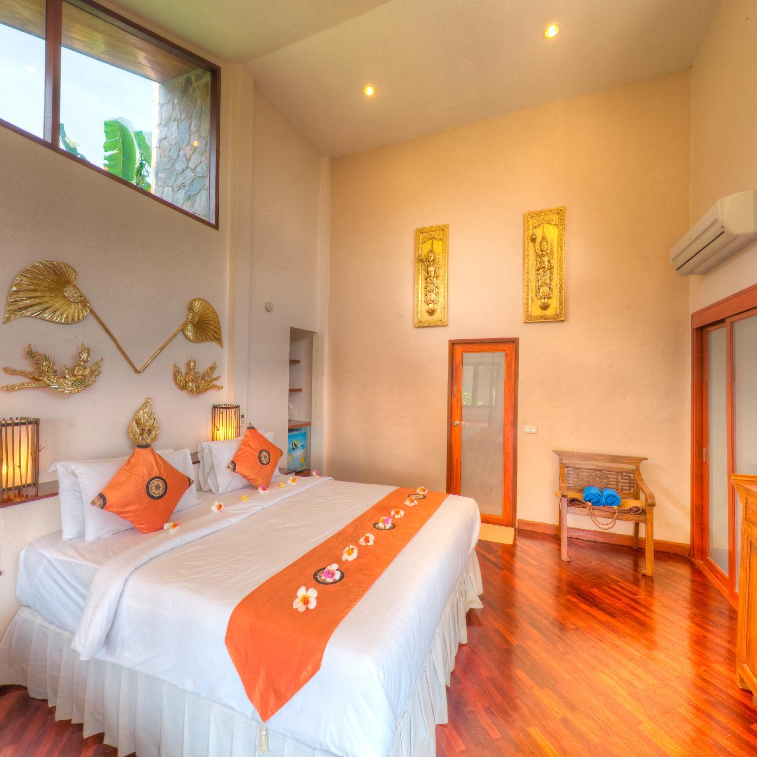 غرفة ديلوكس بسرير كينج بإطلالة على المسبح