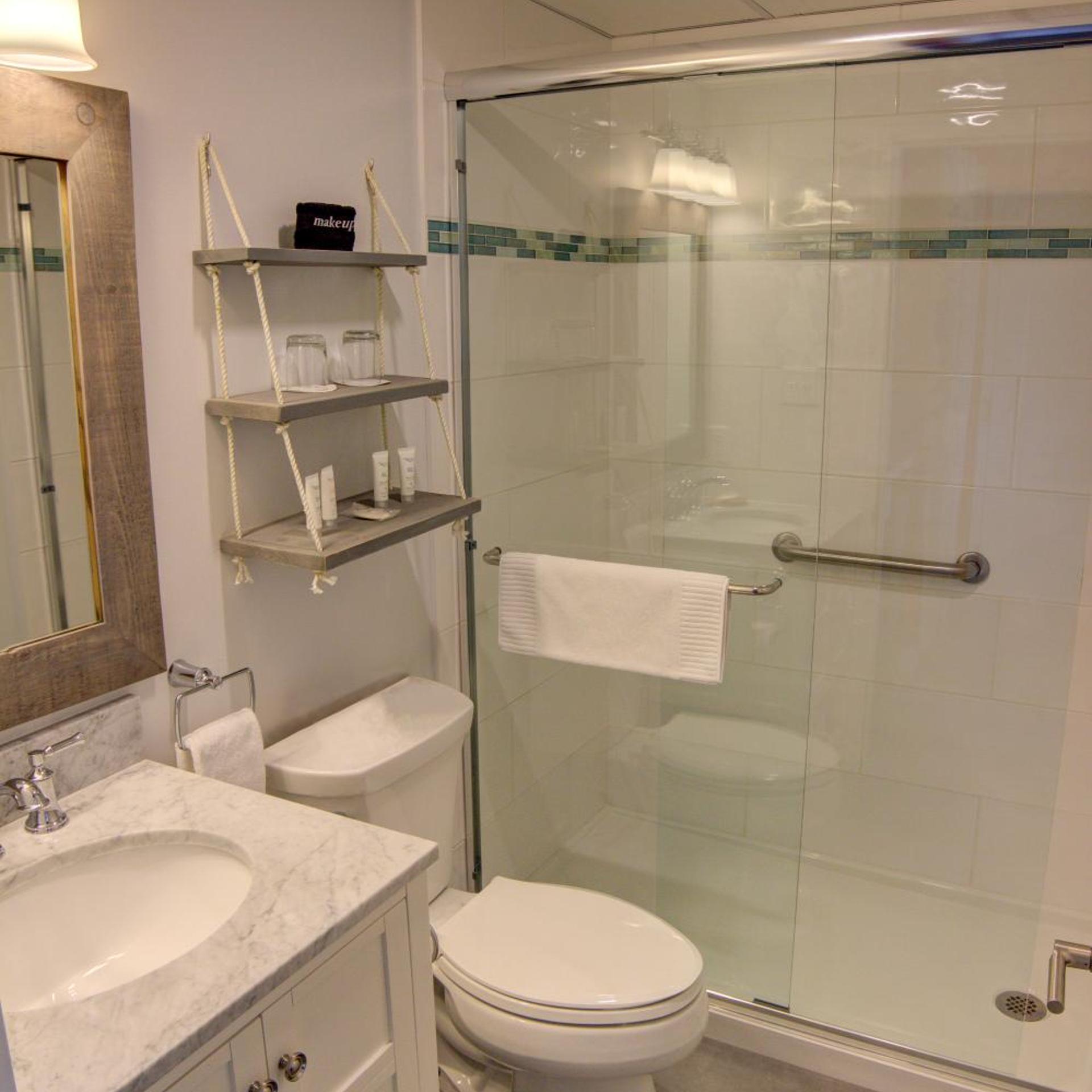 Room, King Bed, Port Side, Corner، Nonantum Resort 4/5