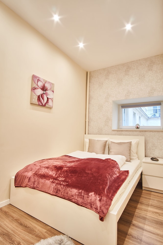BUSINESS, APARTMENT, 2 QUEEN BEDS