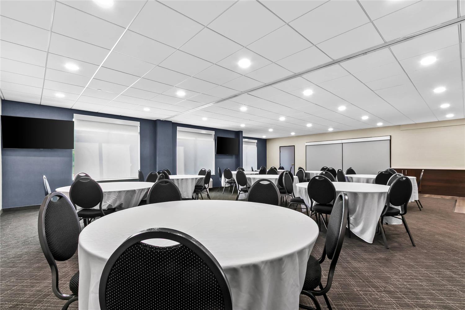 Comfort Inn & Suites Grand Blanc/Flint 17/25