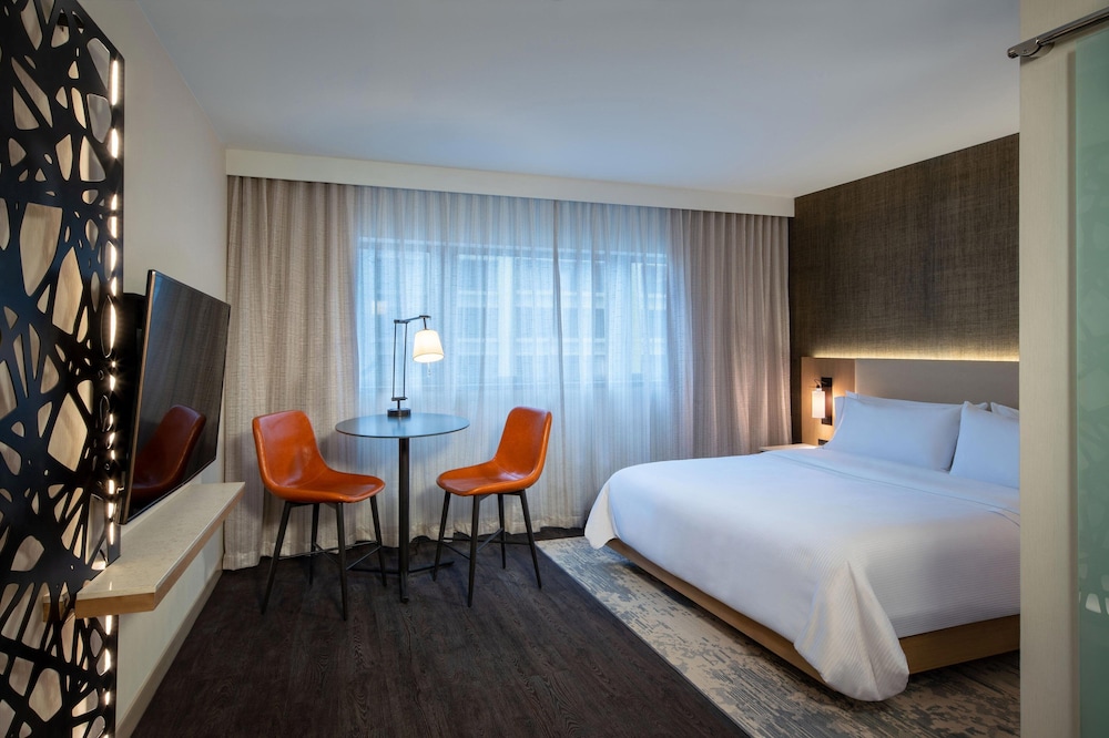 DELUXE, KING BED