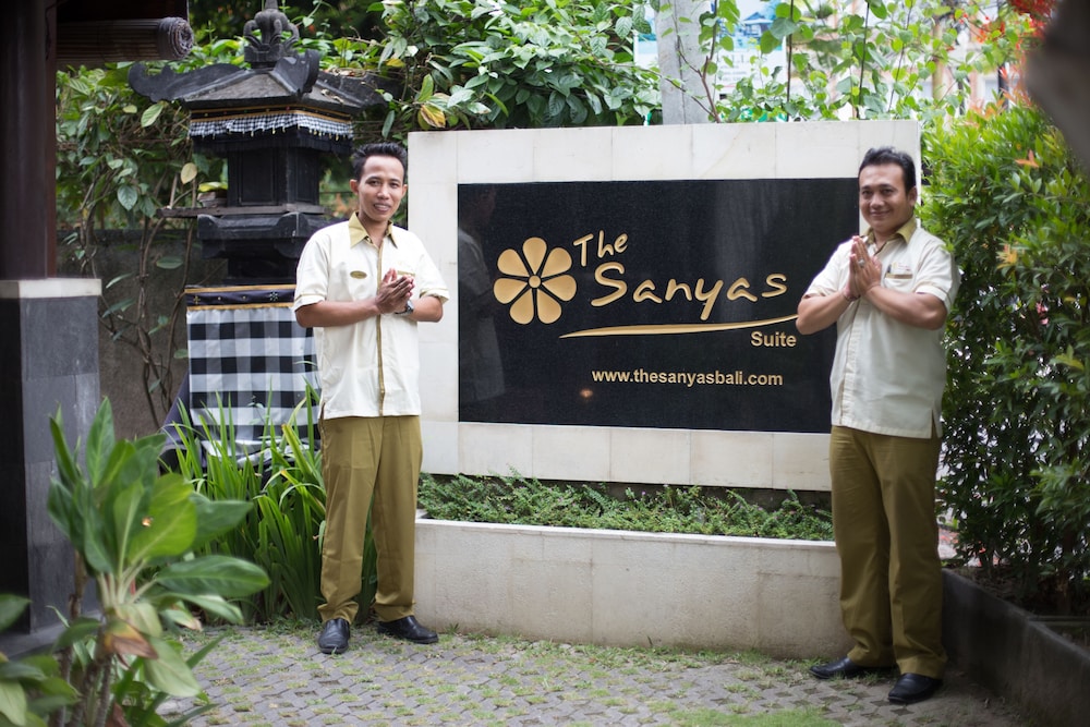 THE SANYAS SUITE 4/72