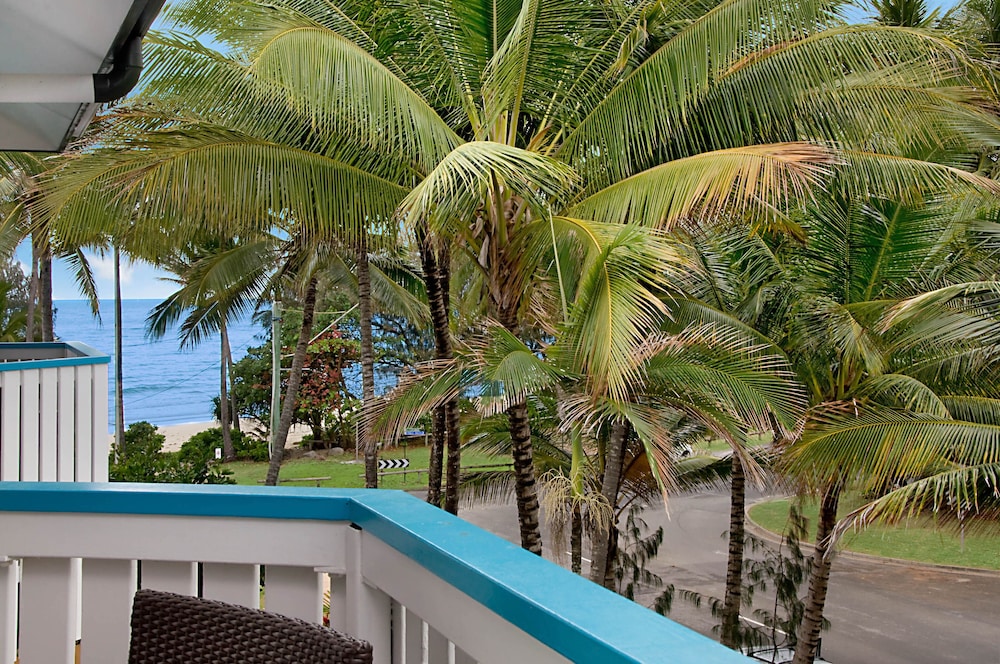 By The Sea Port Douglas 54/62