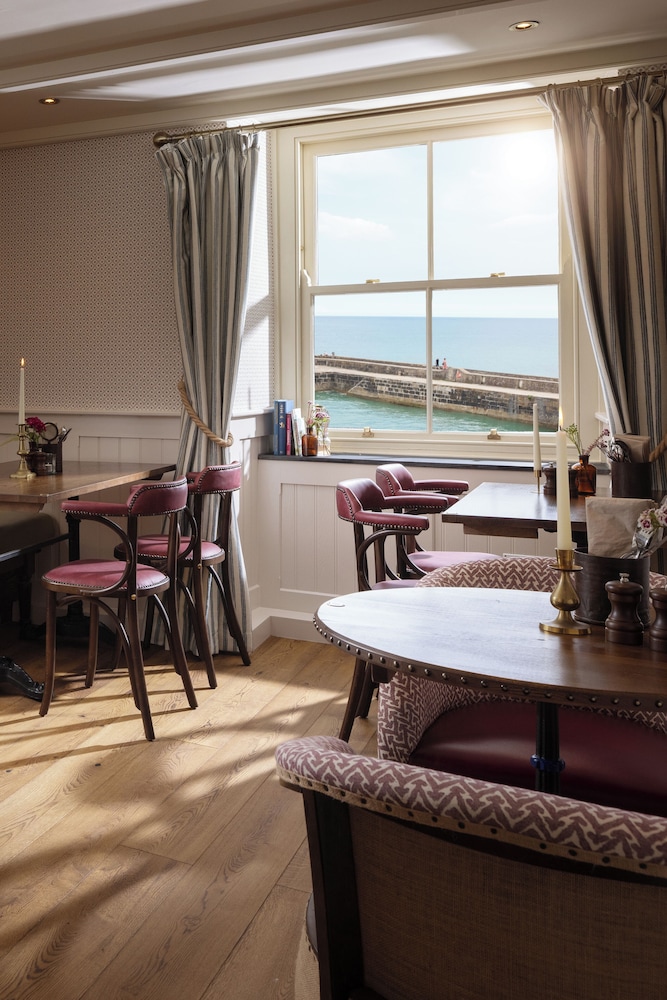 Pier House 28/50
