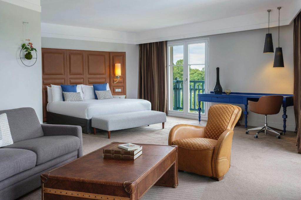 جناح تنفيذي بسرير كينج بإطلالة على الحديقة مع أريكة، Renaissance Paris Hippodrome de St. Cloud Hotel 3/7