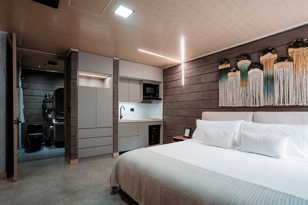 DELUXE, DOUBLE BED