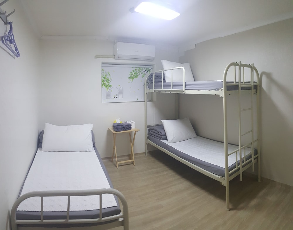 ROOM, TRIPLE, PRIVATE BATHROOM