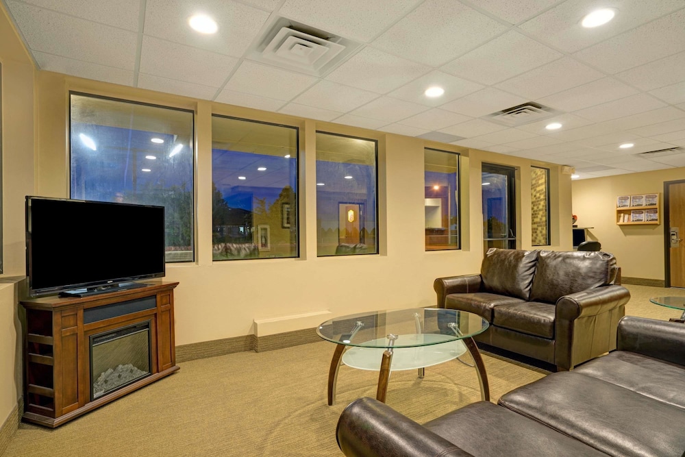 Super 8 by Wyndham Melrose 19/23