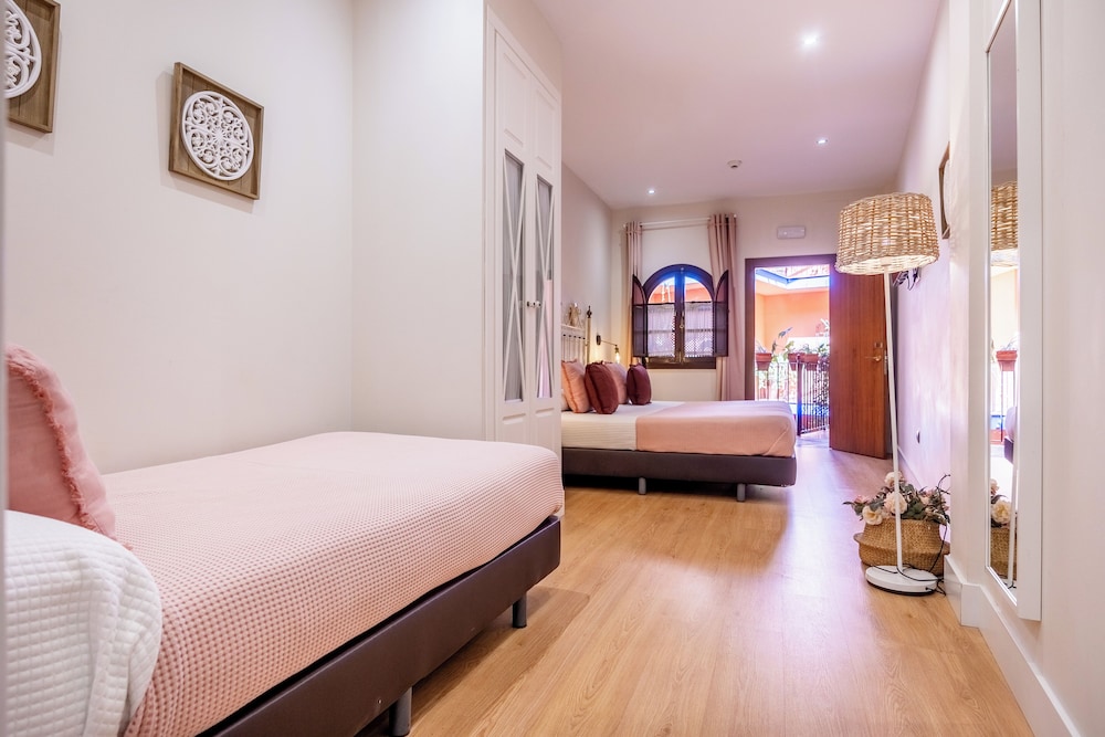 غرفة بسريرين منفصلين مع سرير إضافي