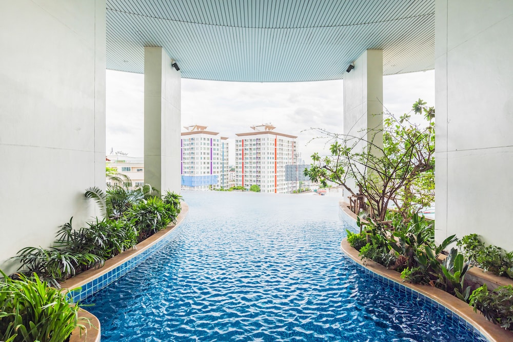 Sky Walk Residences (Ex. Bangkok Sky Walk) 68/73