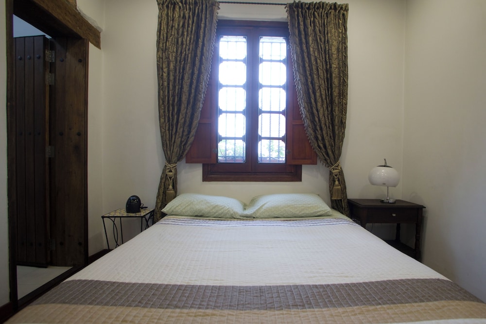 ROOM, QUEEN BED, MOUNTAIN VIEW
