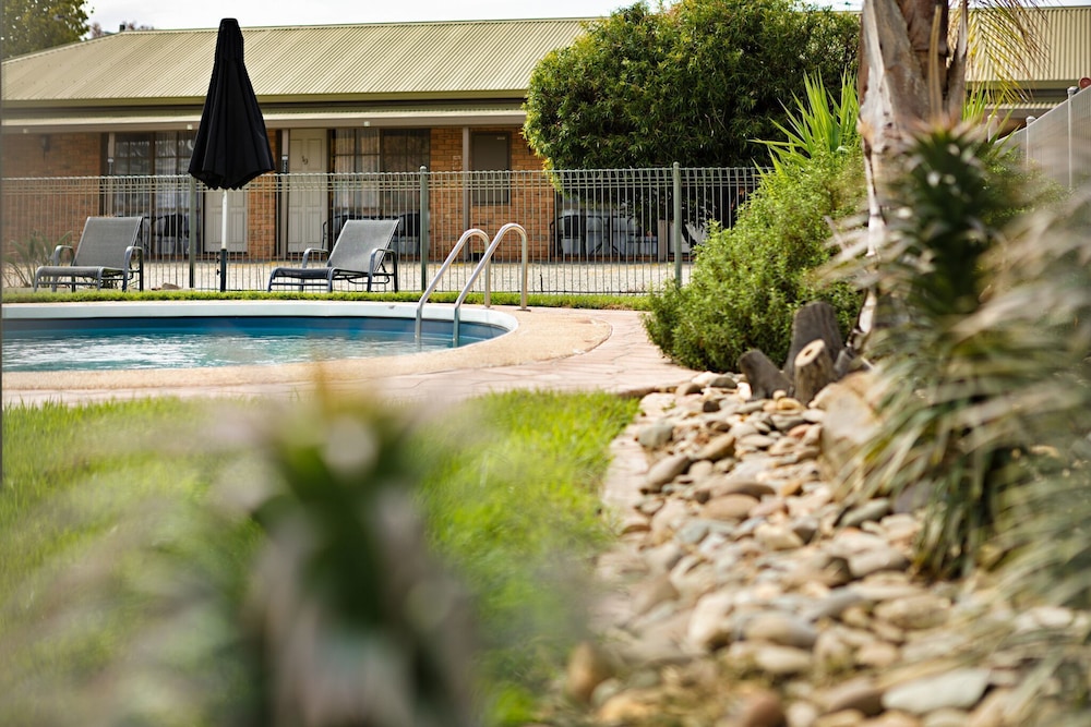 STATESMAN MOTOR INN 13/25