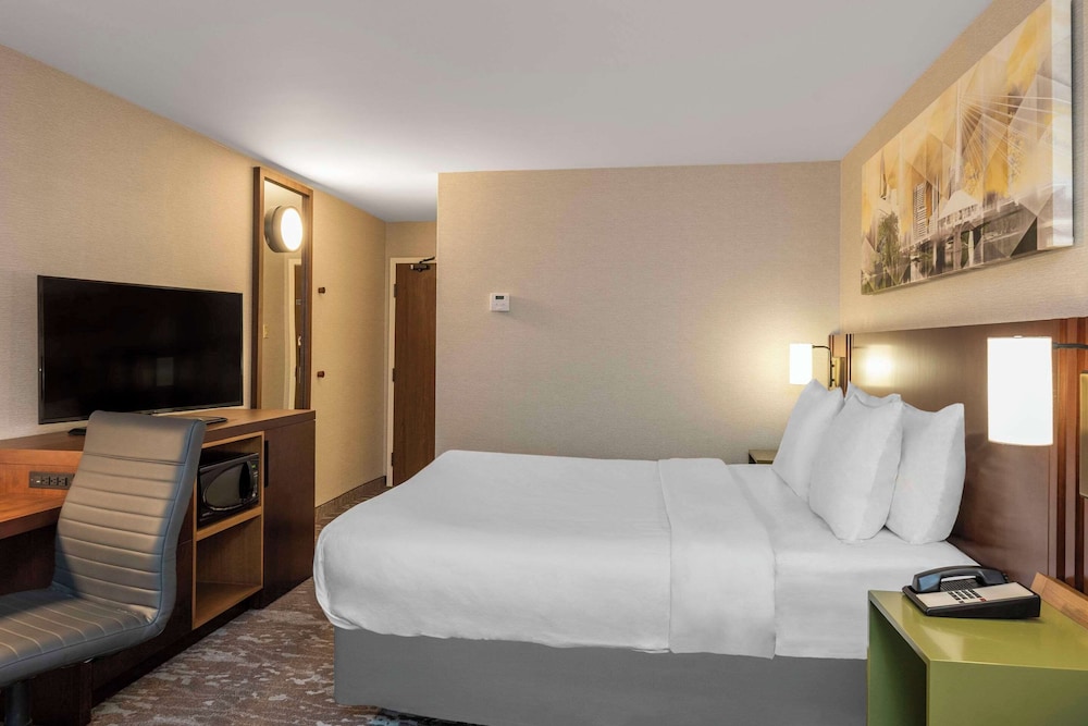 غرفة بسرير كينج مع أريكة، Comfort Inn Sudbury East 3/5