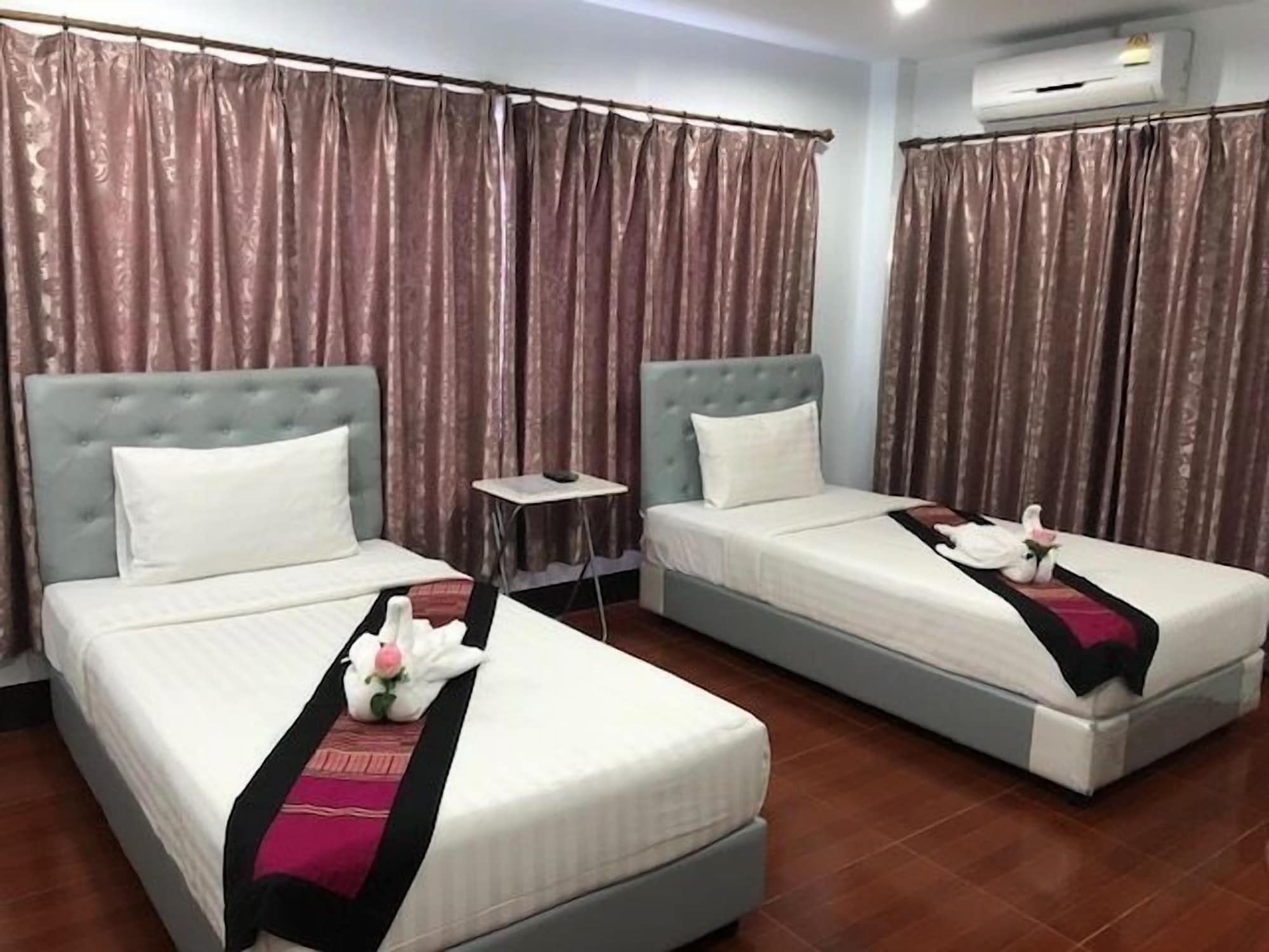 ROOM, TWIN BEDS