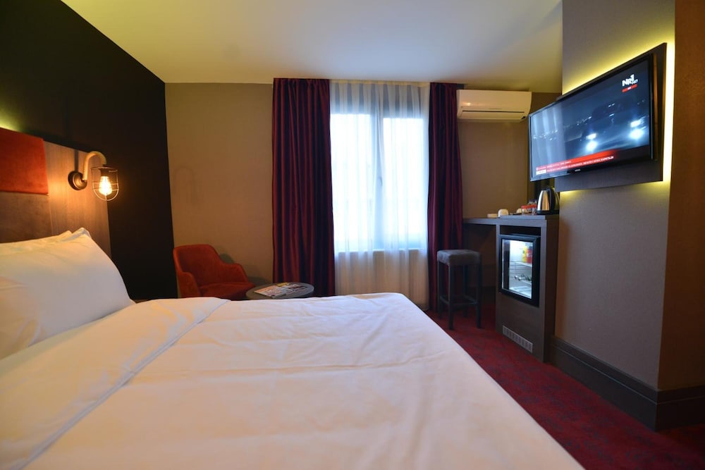 A11 Hotel 16/48