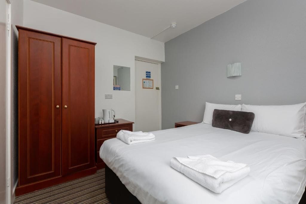 ROOM, DOUBLE BED