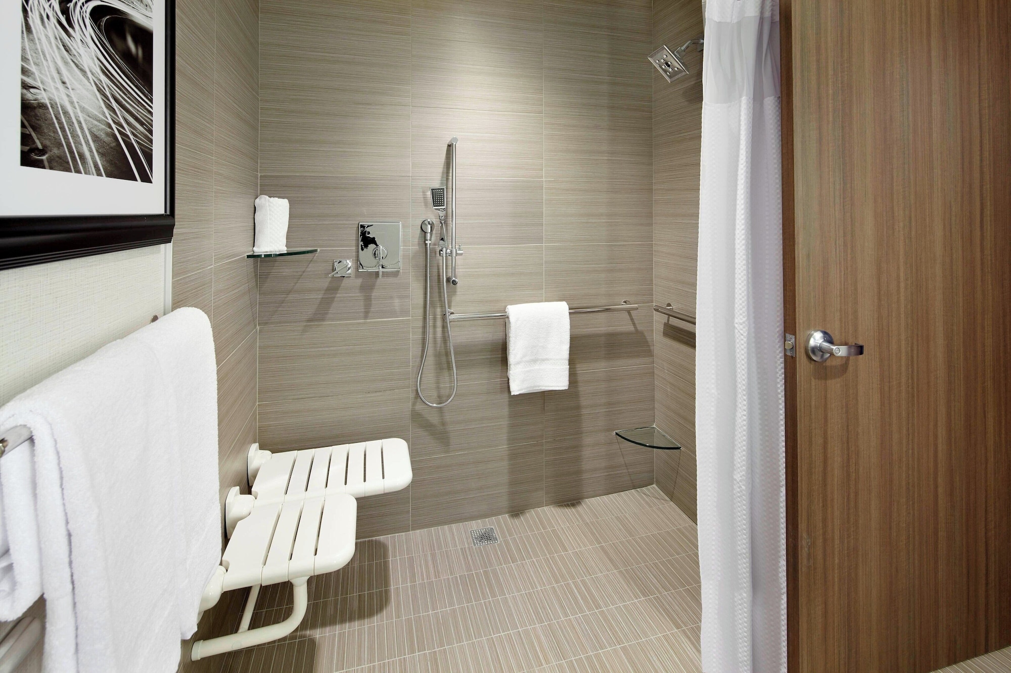 جناح أساسي بسرير كينج مع أريكة لذوي الإعاقة، COURTYARD AKRON DOWNTOWN 4/4