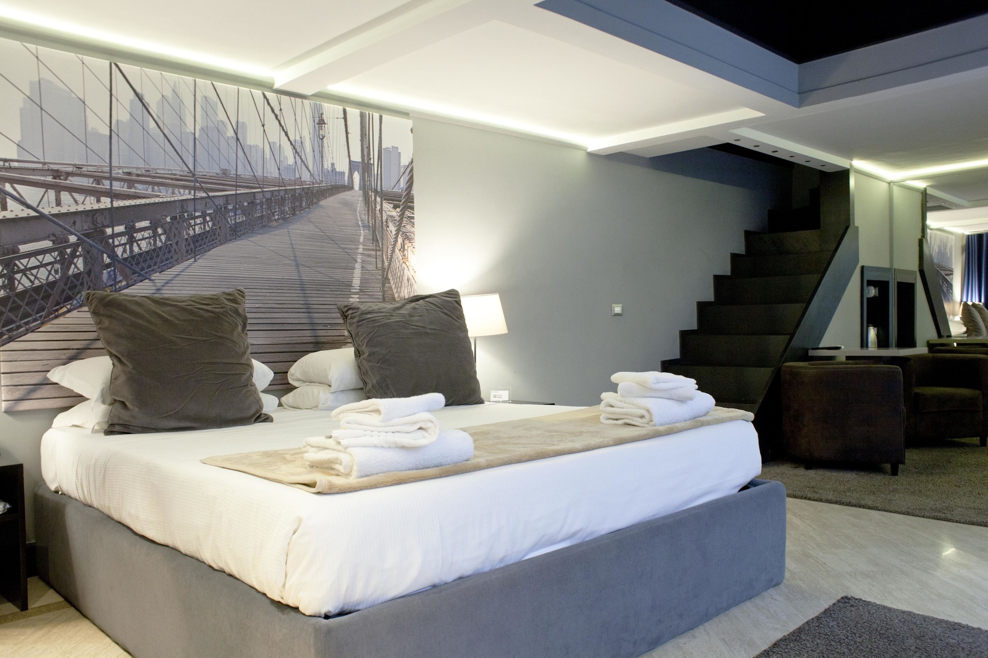 DUPLEX, PRESTIGE, SUITE
