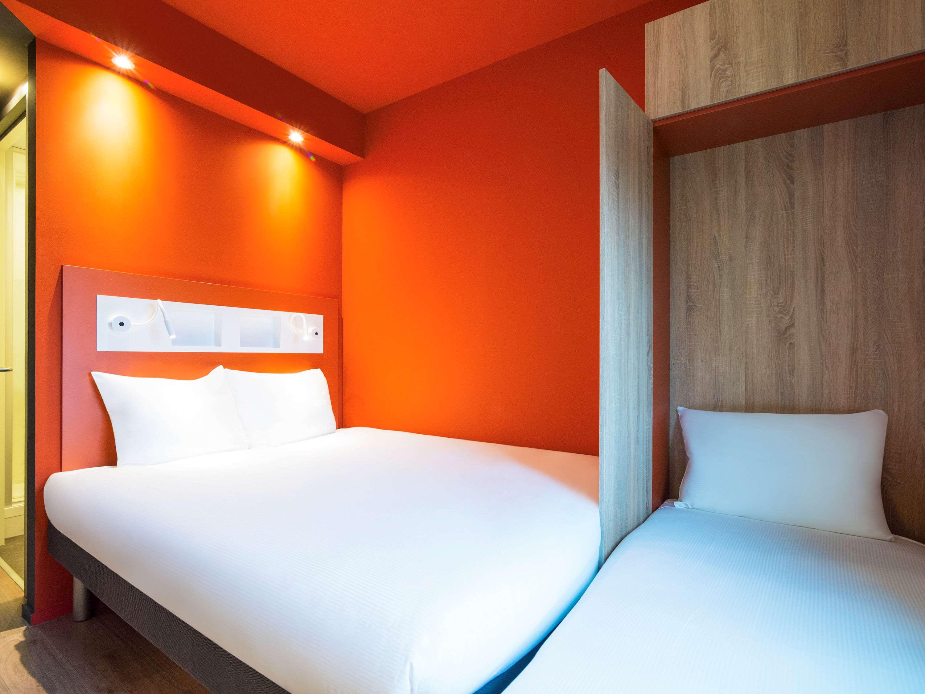 ROOM, 1 DOUBLE AND 1 SINGLE BED