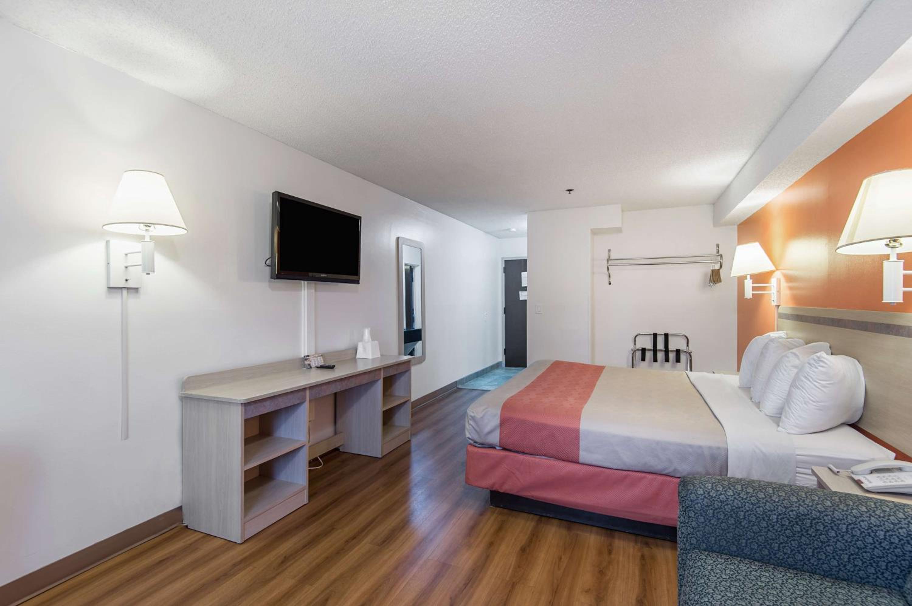 غرفة ديلوكس بسرير كينج، Motel6 Lawrence, KS 5/8