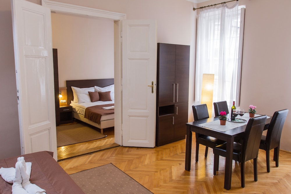 Central Hotel 21 24/54