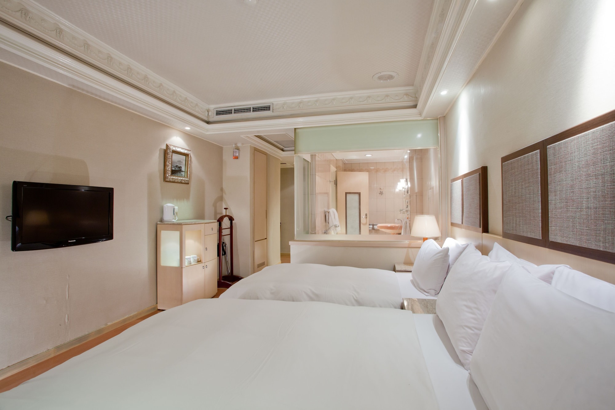 ROOM, TWIN BEDS