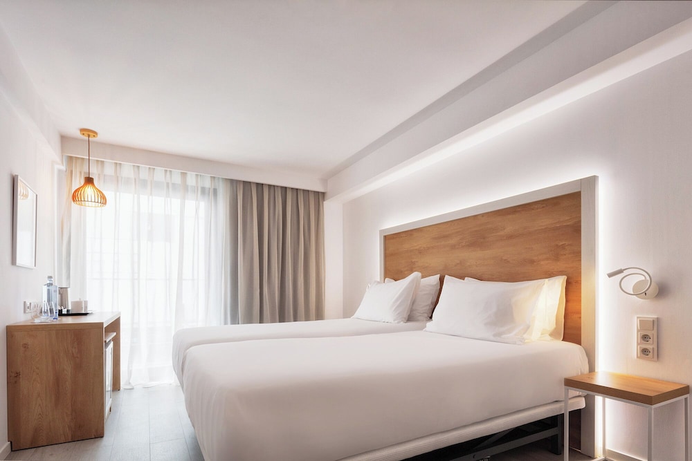 DELUXE, DOUBLE BED