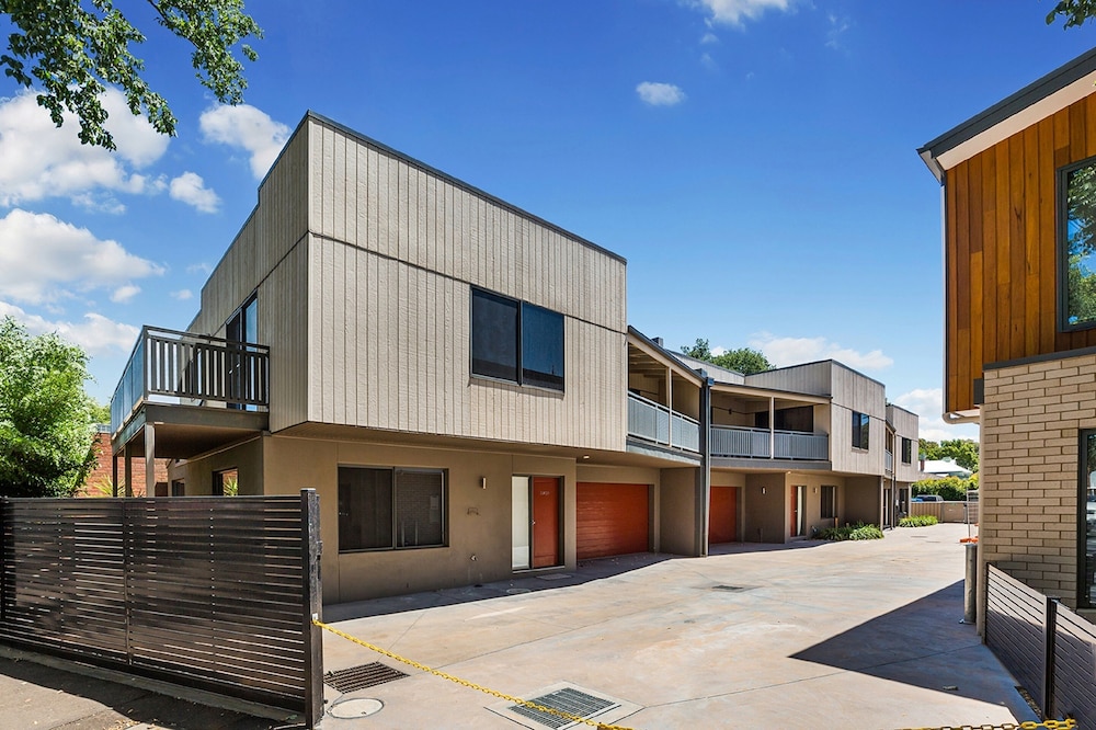 National Hotel Complex And Bendigo Central Apartments 10/68