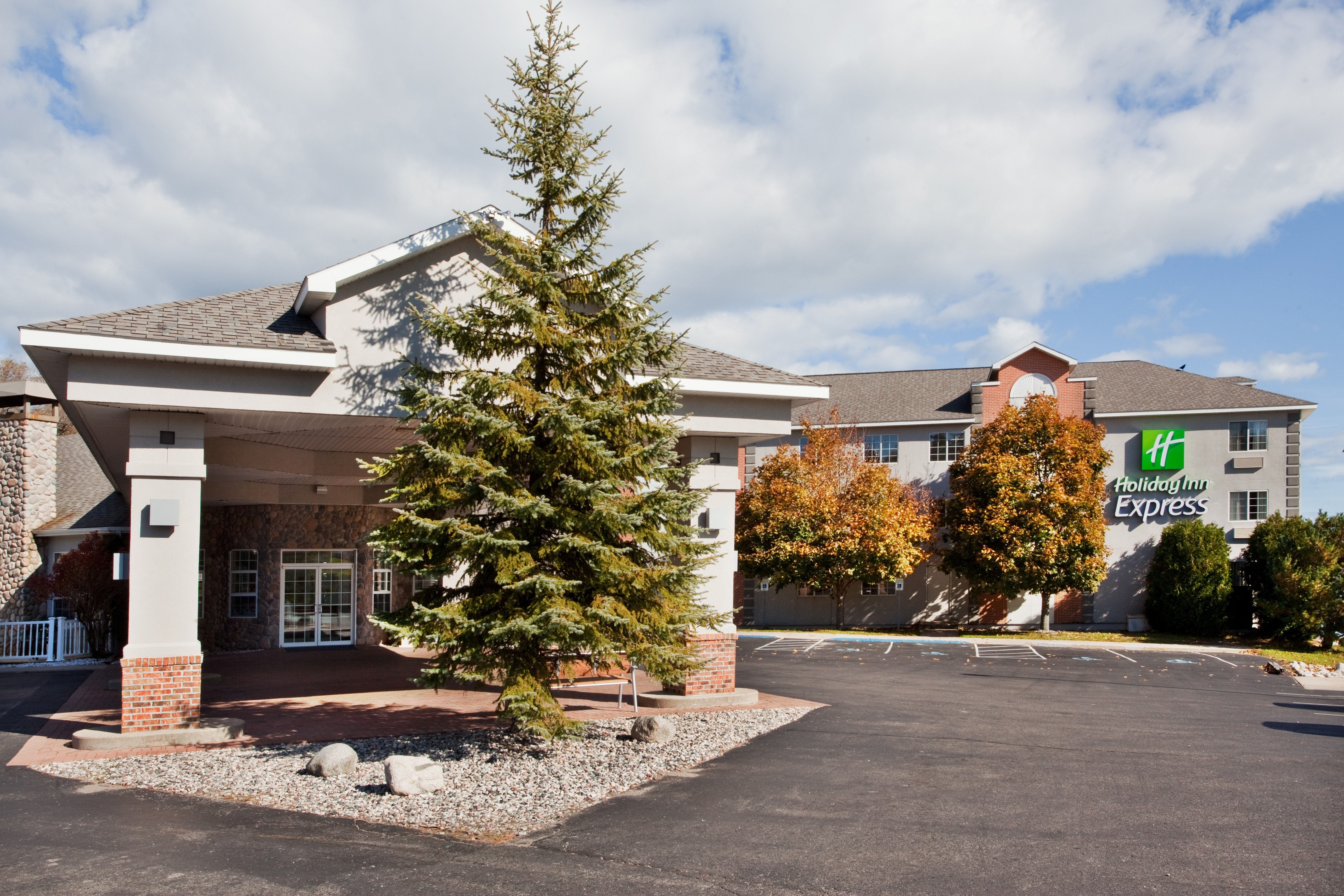 Holiday Inn Express St. Ignace-Lake Front 34/37