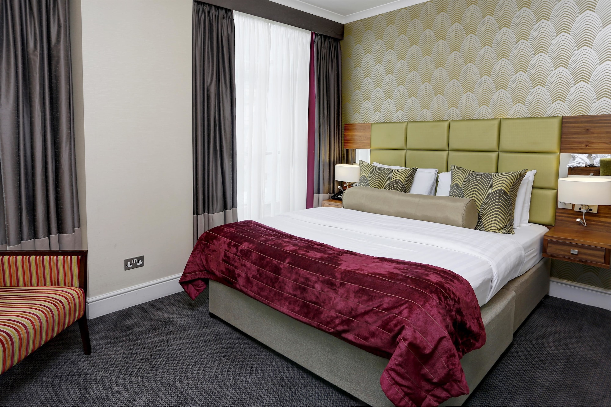 EXECUTIVE, QUEEN BED