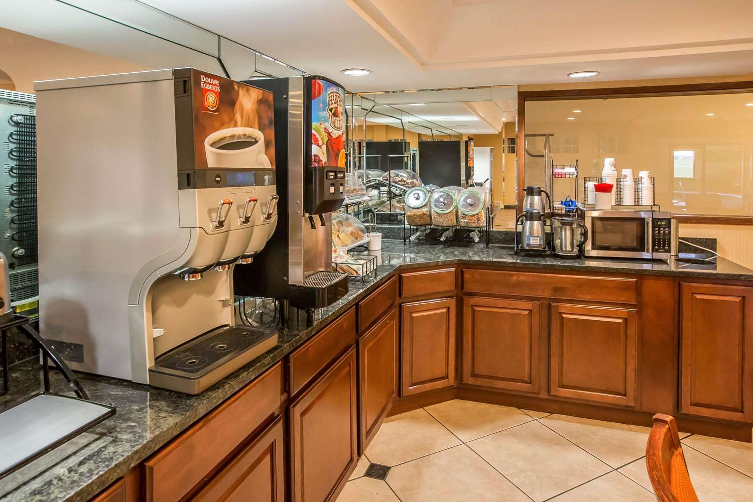 Econo Lodge Inn & Suites Monroe, MI 26/36