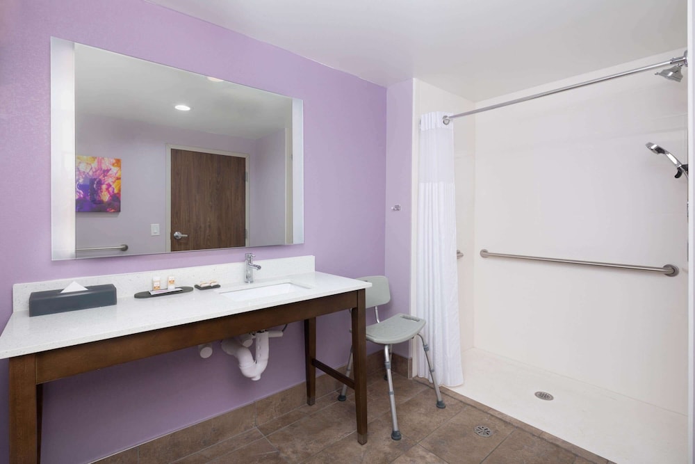 La Quinta Inn and Suites by Wyndham Perry 29/32