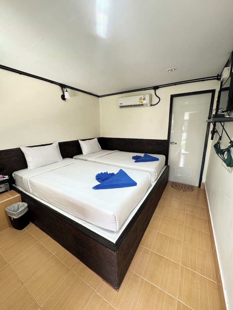 Phi Phi Nice Beach Resort 10/50